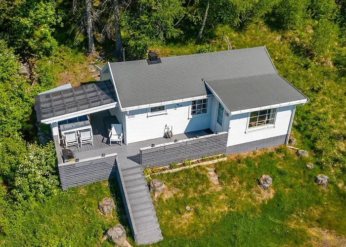 2 Bedroom Awesome Home In Isfjorden