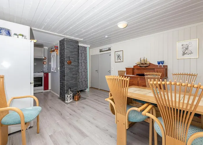 2 Bedroom Awesome Home In Isfjorden