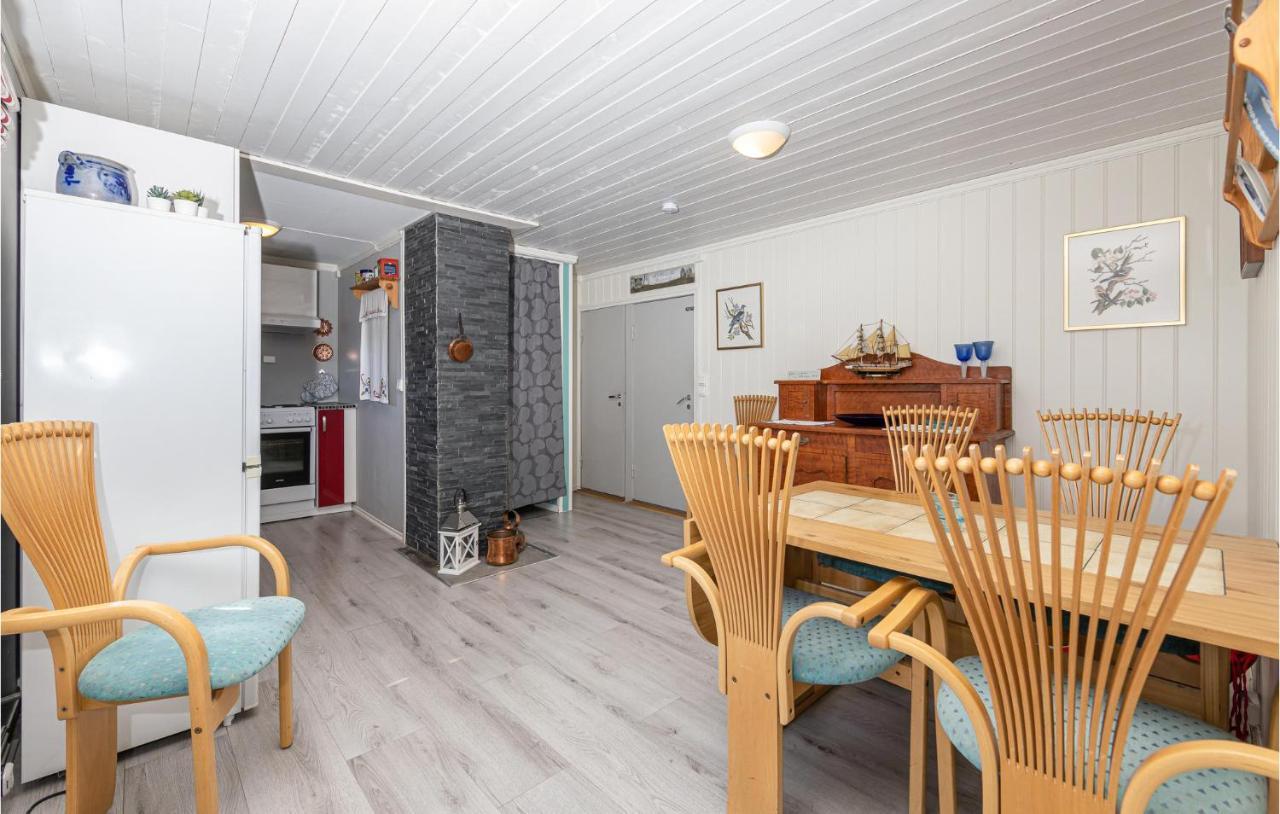 2 Bedroom Awesome In Semesterbostad Isfjorden